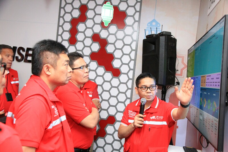 Dirut Telkom Alex J. Sinaga (kanan), Direktur Utama Telkomsel Ririek Adriansyah (kiri) saat kunjungan ke Integrated Operation Center (IOC) Telkomsel Sabtu (24/6), guna mengecek trafik jaringan di malam takbiran lebaran 2017. 